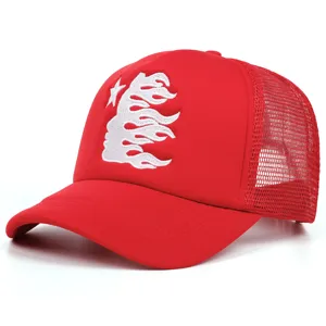 Cappello trucker rosso in rete con ricamo viso fiamma bianca, berretto da baseball traspirante.