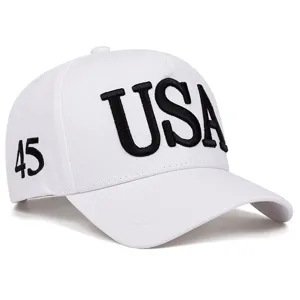Primo piano dettagliato del cappello da baseball bianco con ricamo USA nero e numero 45.