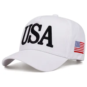 Cappellino da baseball bianco con ricamo USA nero audace e toppa con bandiera.
