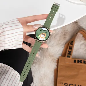 Bracelet de montre connectee en silicone, detail de sangle en caoutchouc vert, usage.