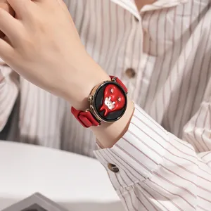 Montre connectée bracelet silicone rouge avec cadran dessin animé 3D en gros plan vue