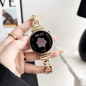 Elegante cinturino di ricambio per smartwatch in metallo dorato con maglie lucide.