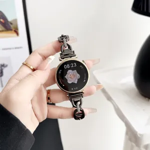 Vista dettagliata dello smartwatch da donna con cinturino a catena in metallo e strass.