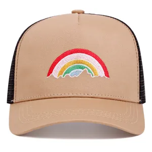 Detailansicht der khakifarbenen Mesh-Baseballkappe mit feiner bunter Regenbogen-Bergstickerei.