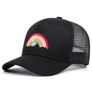 Schwarze Mesh-Baseballkappe mit farbiger Regenbogen-Bestickung, atmungsaktiver Sommersonnenhut.