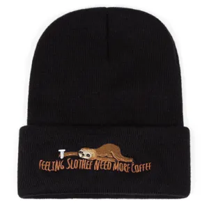 Berretto in maglia nera con ricamo di bradipo e frase simpatica per autunno e inverno.