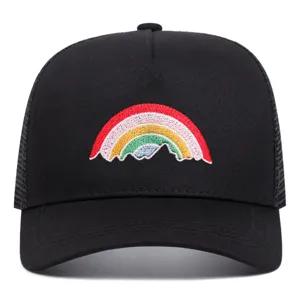 Detailansicht der schwarzen Trucker Cap mit farbiger Regenbogen-Berg-Bestickung.