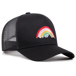 Schwarze Mesh-Trucker-Cap mit bunter Regenbogen-Bestickung für Sommer-Outdoor-Sportarten.