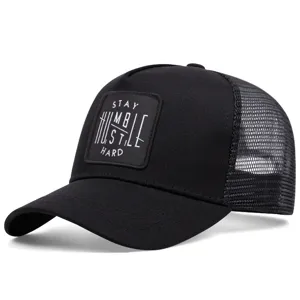 Casquette trucker noire en mesh avec patch brodé à l'avant, design respirant pour le sport.