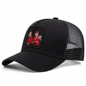 Casquette trucker noire en mesh avec patch brodé de personnage et style streetwear cool.