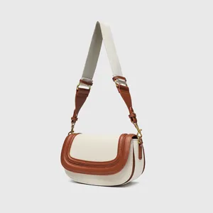 Borsa a tracolla bicolore in tela e pelle con comoda fascia larga per donne eleganti.