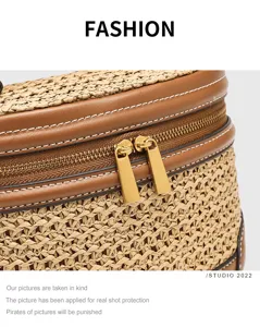 Gestreifter Stroh-Box-Tasche mit braunem Lederbesatz, Retro Umhängetasche Detailansicht.