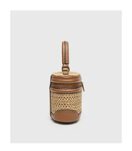 Geflochtene Stroh Kosmetiktasche mit braunem Lederbesatz und praktischem Reissverschluss.