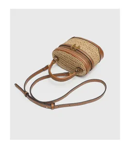 Geflochtene Stroh Kosmetiktasche für Damen mit braunem Lederimitat und Schulterriemen.