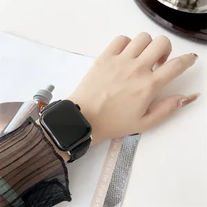 Hochwertiges Leder-Uhrenarmband kompatibel mit Apple Watch, edle Textur und stilvolles Design.