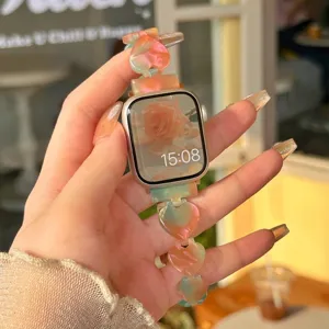 Detailansicht des herzförmigen Harzarmbands für Smartwatch, stilvolles Damen-Ersatzarmband.