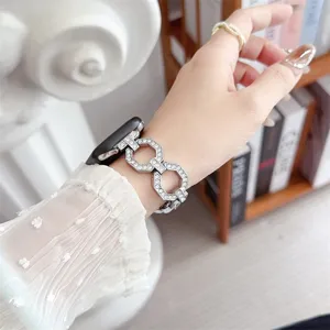 Nahaufnahme des funkelnden Strass-Metallarmbands für Apple Watch, elegantes O-Link-Design.