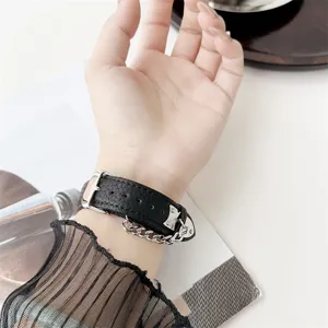 Schwarzes Leder-Uhrenarmband Detail mit Metallkette Dekoration für Apple Watch, Premium.