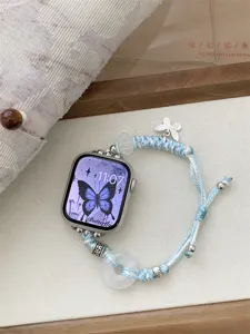 Bracelet tressé respirant pour Apple Watch avec charm papillon argenté, style estival chic.