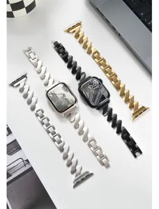 Detaillierte Ansicht von Metall-Ersatzarmbändern in vielen Farben mit stilvollem Wellen-Design.