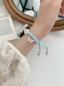 Vue détaillée du bracelet de montre tressé avec pendentif papillon, élégant et confortable.