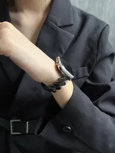 Schwarzes Wellen Metall Ersatzarmband kompatibel mit Apple Watch, stilvolles Uhrenarmband.