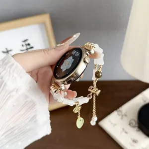 Elegante Chinese stijl kraal smartwatch bandje met goudkleurig metaal en witte parels.