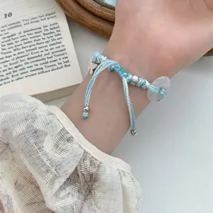 Bracelet en corde tissée bleu et blanc avec perles métalliques et pendentif en cristal