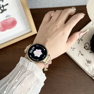 Gedetailleerd shot van een elegante smartwatch-band met roze stalen en kralen voor dagelijks gebruik.
