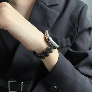 Elegantes wellenförmiges Metall Ersatzarmband kompatibel mit Apple Watch Smartwatch.