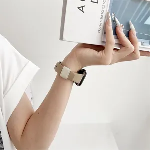 Cinturino per orologio elegante in pelle ed elastico compatibile con Apple Watch, comodo e chic.