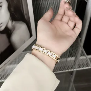 Elegantes Edelstahl- und Harz-Ersatzarmband kompatibel mit verschiedenen Smartwatches.