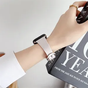 Dettaglio cinturino in pelle di alta qualità per Apple Watch, consistenza morbida ed elegante.