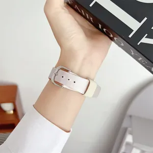 Cinturino di ricambio in pelle morbida per Apple Watch, design minimalista elegante con fibbia argentata.
