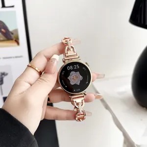 Cinturino per orologio in metallo oro rosa con strass, dettaglio catena elegante per smartwatch.