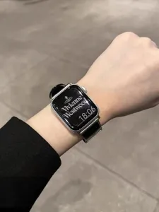 Λεπτομερής λήψη λουρακιού smartwatch φορεμένου στον καρπό, με κομψό σχεδιασμό.