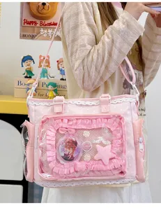 Dettaglio borsa ita rosa anime con finestra trasparente, bordo in pizzo e stella peluche.