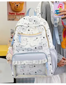 Vista dettagliata dello zaino ita bianco con stampa di gatti, volant e piccole ali.