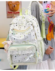 Vista dettagliata dello zaino ita in stile giapponese con stampa gatto e fiocco per studenti.