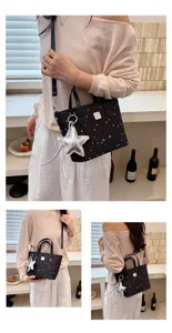 Borsa tote da donna con stampa stelle nere e ciondolo argentato, elegante borsa a tracolla chic.