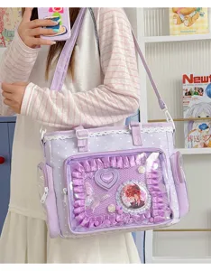 Vista dettagliata della borsa ita viola stile Lolita giapponese con finestra trasparente.