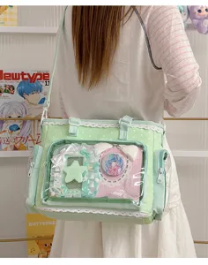 Dettaglio borsa a tracolla Ita Lolita giapponese, finestra trasparente per badge anime, verde.