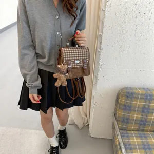 Femmes Vintage PU Cuir Carreaux Sac à Dos Casual École Bookbag Mignon Pendentif Ours Petit Voyage Rucksack Daypack