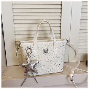 Borsa secchiello stampa stelle bianco dettaglio con manico, tracolla e ciondolo stella.