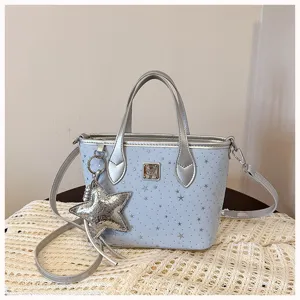 Elegante borsa tote in pelle sintetica azzurra con stampa di stelle e tracolla.