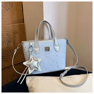 Borsa tote blu chiaro con stampa di stelle, manici argentati e ciondolo a stella.