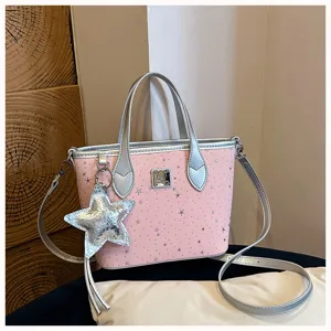 Borsa a mano rosa con stampa a stelle, manici argentati e ciondolo a stella coordinato.