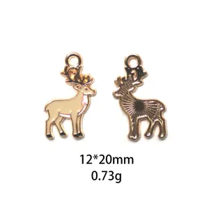 Gros plan détaillé du pendentif cerf en alliage doré, avec une texture lisse et élégante.