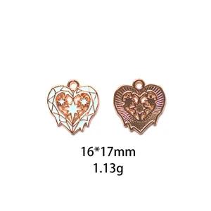 Vue détaillée de pendentif cœur en alliage émaillé avec motif étoile géométrique 16x17mm.