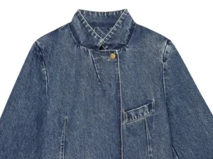 Detailopname van een spijkerjas voor dames, casual opstaande kraag met unieke knoopsluiting.